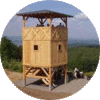 Rekonstruierter Wachturm im Wald